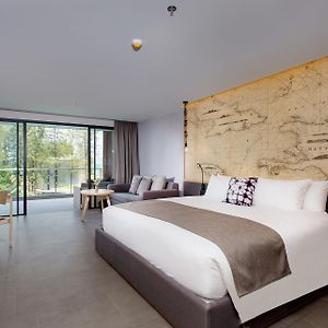 Deluxe Pool Side Room